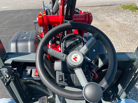 Weidemann 1260LP/ Kun 199cm høy/ 1300Kg tipplast 6 of 9