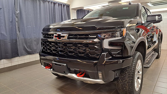 Chevrolet Silverado 3 of 5