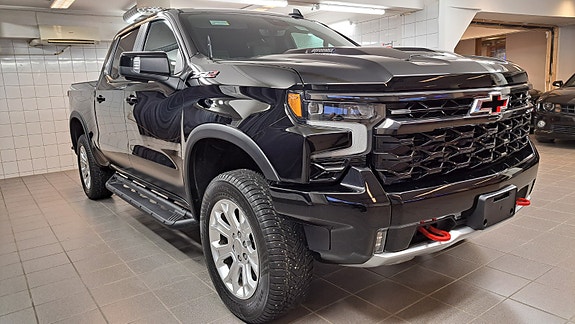 Chevrolet Silverado 4 of 5