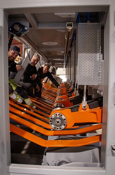 Dyktige ansatte i egenprodusert maskin