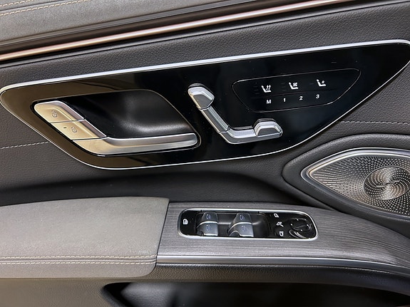 Mercedes-Benz EQS580 13 of 25