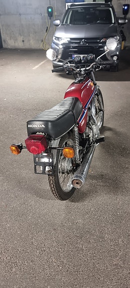 Honda CB 100 7 of 18