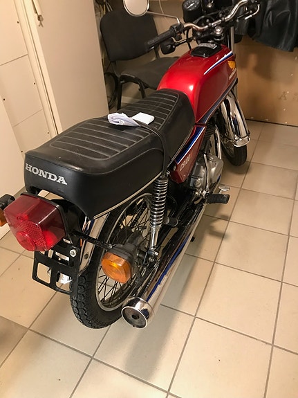Honda CB 100 2 of 18
