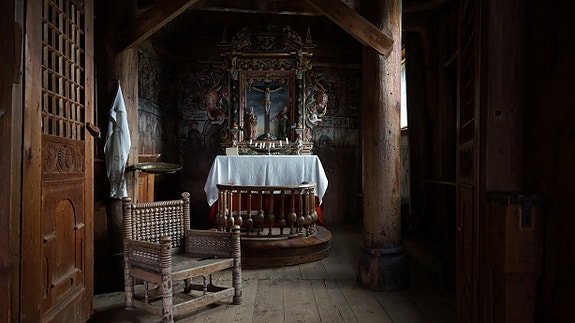 Interiør i Urnes stavkirke. Foto: Fortidsminneforeningen