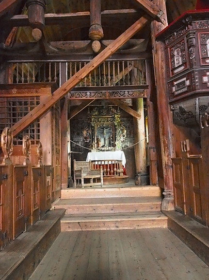Interiør, Urnes stavkirke. Foto: Fortidsminneforeningen