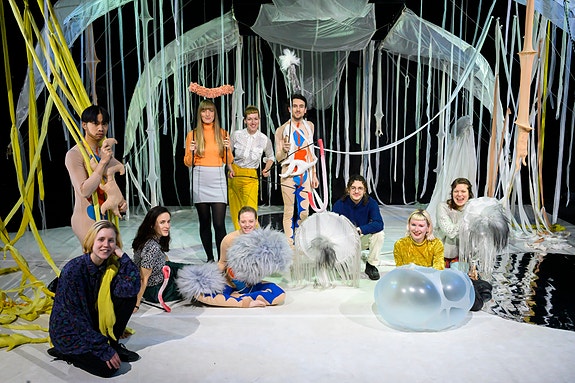 Foto tatt av MARIE CHARLOTTE LUND under prøver til MIKROBIA (2020). Av de på bildet er Andrea Skottland (forman t.v.) i styrket og Ellen Jerstad (forman 2.t.v.) er daglig leder i dag.