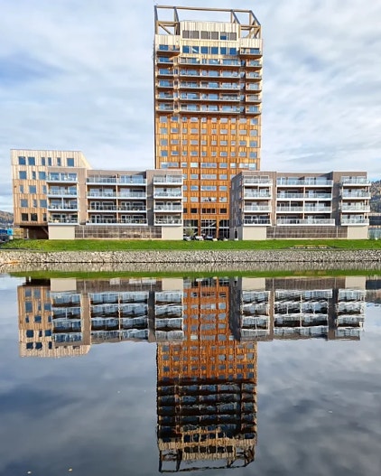 Mjøsbrygga til venstre for Mjøstårnet. Foto: May-Sylvi Skinnerlien