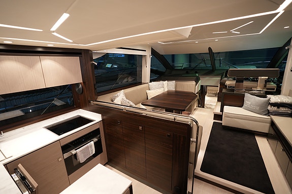 2023 Sunseeker Manhattan 55 | D13-800 | Simradx4 | A/C | Eber | 3lugarer 10 of 30