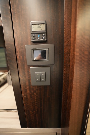 2023 Sunseeker Manhattan 55 | D13-800 | Simradx4 | A/C | Eber | 3lugarer 16 of 30