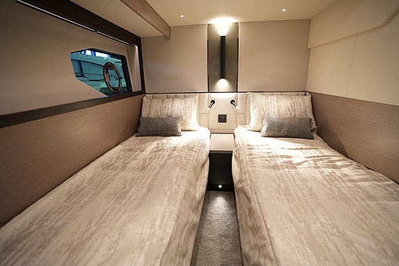 2023 Sunseeker Manhattan 55 | D13-800 | Simradx4 | A/C | Eber | 3lugarer 21 of 30