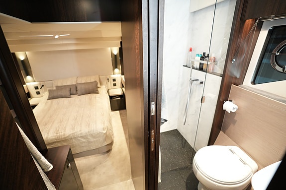 2023 Sunseeker Manhattan 55 | D13-800 | Simradx4 | A/C | Eber | 3lugarer 24 of 30
