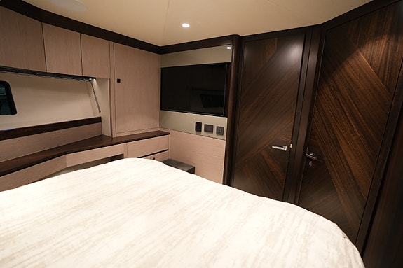 2023 Sunseeker Manhattan 55 | D13-800 | Simradx4 | A/C | Eber | 3lugarer 22 of 30