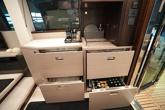 2023 Sunseeker Manhattan 55 | D13-800 | Simradx4 | A/C | Eber | 3lugarer 12 of 30