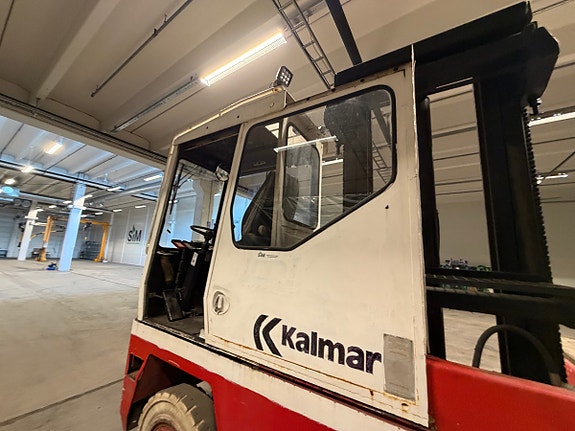 Kalmar sidelaster - 6 398 timer - hydraulisk mast med to gafler - lasteplan i tre - lukket førerhytt 28 of 30