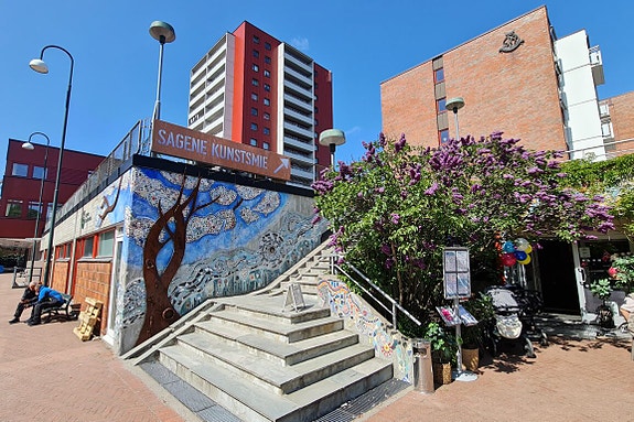 Vi holder til i den høye røde blokka. Entre opp fra Arne Gjestis plass sentralt på Sagene.