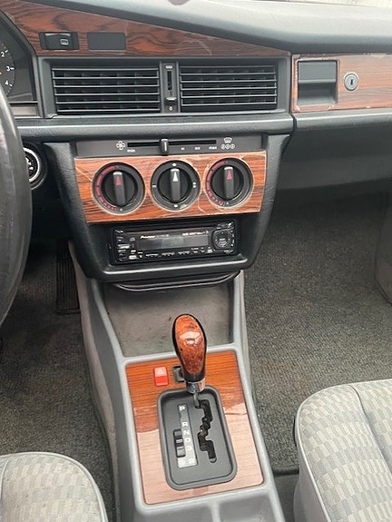 Mercedes-Benz 190 18 of 18