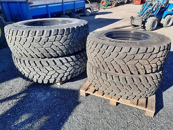 Hakkapeliitta med pigg Valtra T