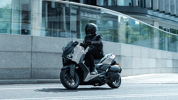 Yamaha XMAX 300 TECH MAX+ 16 of 29