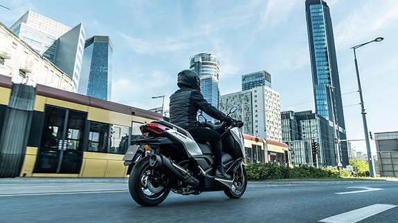 Yamaha XMAX 300 TECH MAX+ 13 of 29