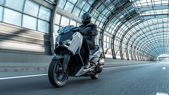 Yamaha XMAX 300 TECH MAX+ 10 of 29