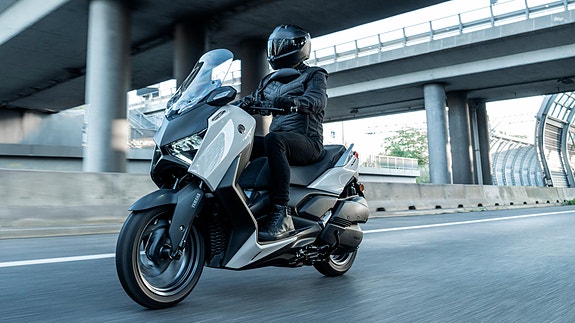 Yamaha XMAX 300 TECH MAX+ 12 of 29