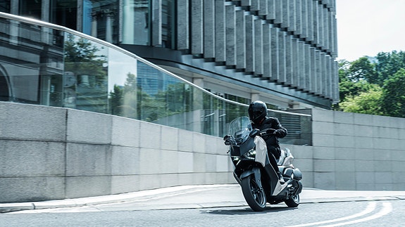 Yamaha XMAX 300 TECH MAX+ 8 of 29