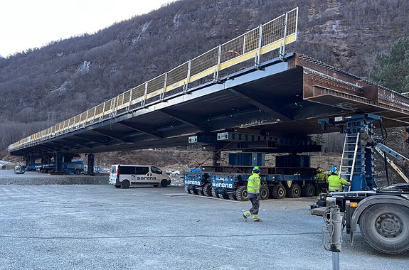 Installasjon av en bru med SPMT og jekkesystemer