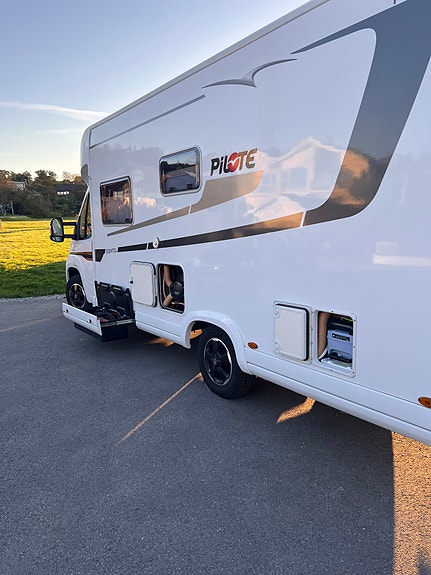 Pilote P716 Essential, Ledig i høstferien, langtur til Europa? Klasse B, kjæledyr, senkeseng, steikeovn, A/C bodel, helårs camping 5 of 30