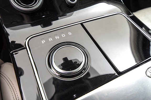 Land Rover Range Rover Velar 17 of 30