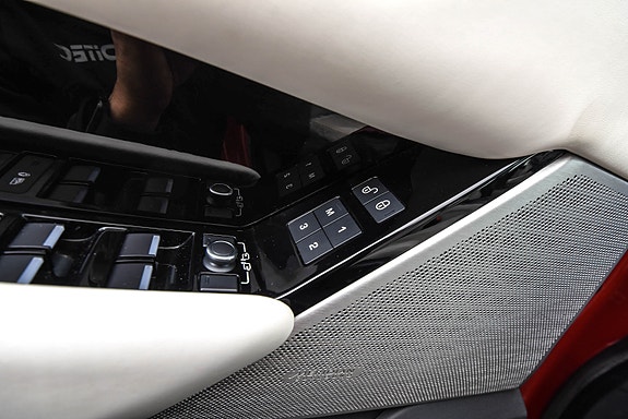 Land Rover Range Rover Velar 28 of 30