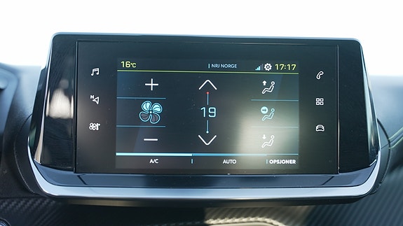 Peugeot e-2008 17 of 26
