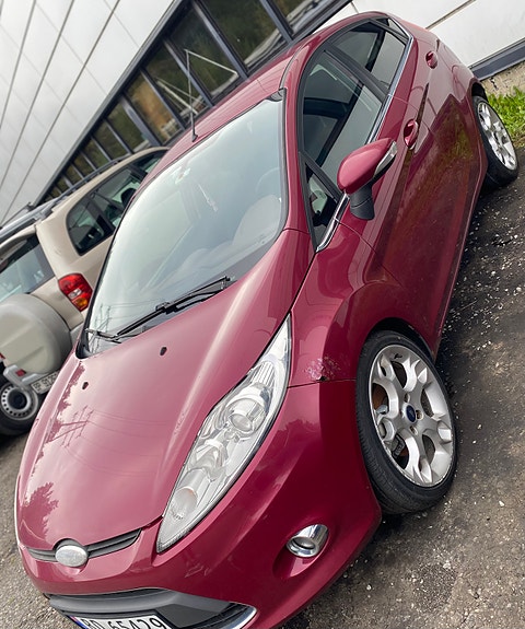 Ford Fiesta 2 of 4