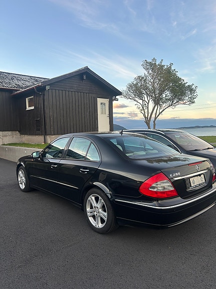 Mercedes-Benz E-Klasse 2 of 26