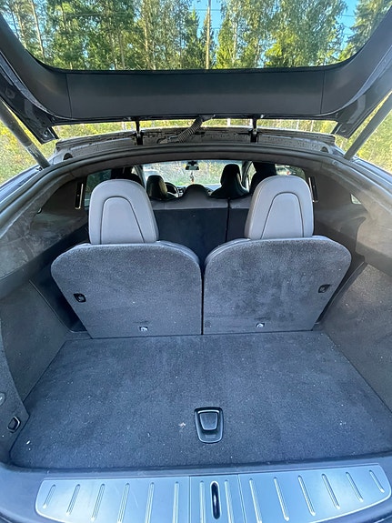 Tesla Model X 16 of 29