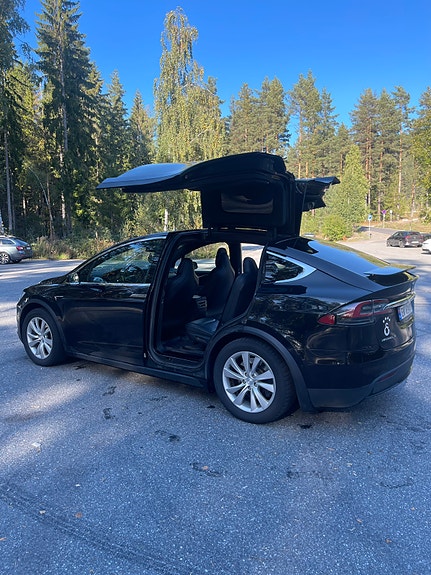 Tesla Model X 4 of 29