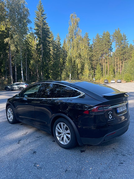Tesla Model X 13 of 29