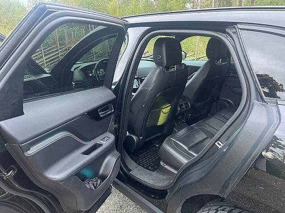 Jaguar F-PACE 2 of 5