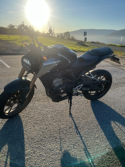 Honda CB 125 R 4 of 5