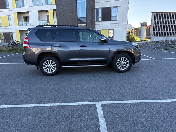 Toyota Land Cruiser 2 of 30