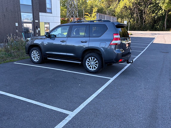 Toyota Land Cruiser 4 of 30