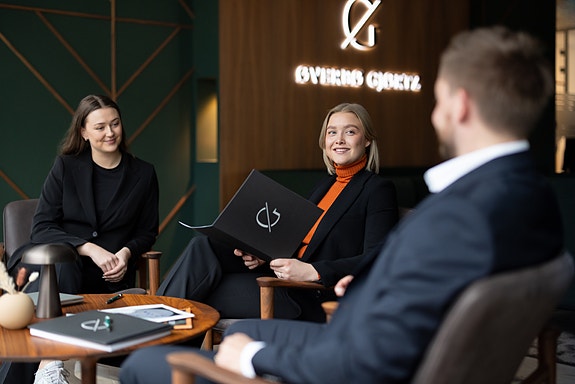 I ØG er det 36 ansatte, hvorav fem jobber jobber i økonomi- og administrasjonsteamet.