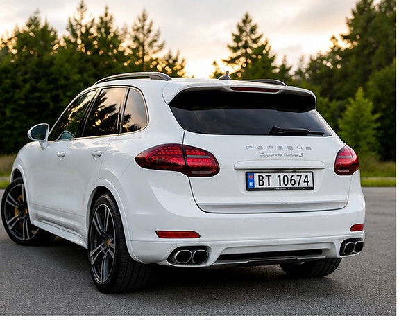 Porsche Cayenne 2 of 13