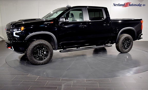 Chevrolet Silverado 2 of 5