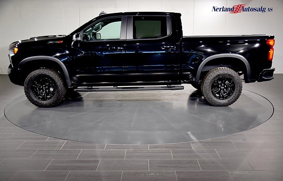 Chevrolet Silverado 3 of 5