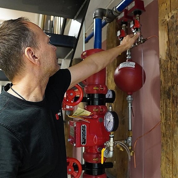 Servicerørlegger i arbeid.