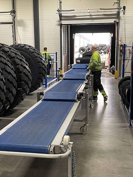 Tømming av containere med transportbånd