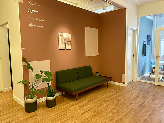 Vi holder til i lyse og trivelige lokaler.