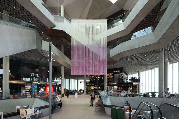 Bilde fra NKs jubileumsutstilling i Deichman Bjørvika i år. Aurora Passero, «Fan Their Hearts, Inflame Them More» (2010) Foto: Kunstdok