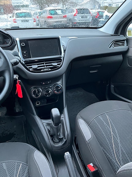 Peugeot 208 10 of 16