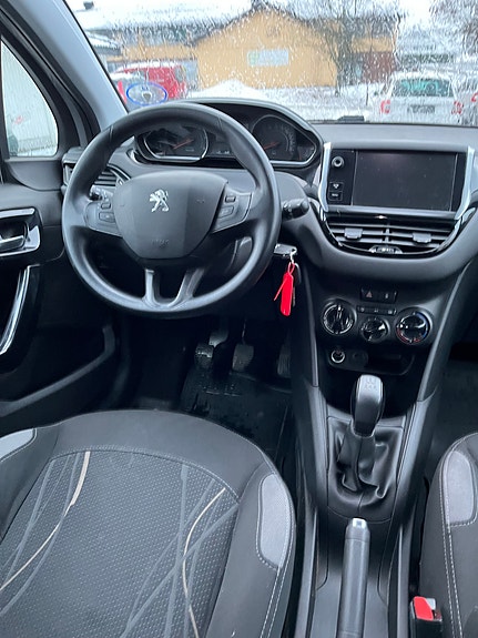 Peugeot 208 9 of 16